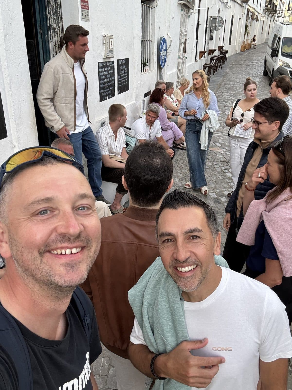 Selfie in einer belebten Gasse der Altstadt